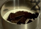 Приготвяме топинга. Разтопяваме всички продукти, поливаме върху изпечения кекс.