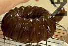 Поръсваме със смлени орехови ядки.