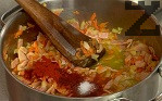 Поливаме с около 100 мл гореща вода. Поръсваме с червен пипер, сол и чубрица.