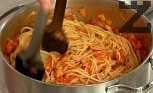 Прехвърляме отцедените спагети и разбъркваме добре. При сервиране поръсваме обилно с настърган кашкавал.