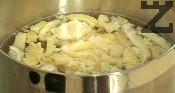 Без да мием предварително шкембето, го сваряваме за около 3 часа.