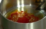 Приготвяме запръжката. Сгорещяваме олиото, запържваме червения пипер.