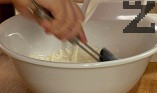 Разбиваме яйцата за кратко, смесваме с останалата захар. Прибавяме брашното, като бъркаме в една посока с помощта на бъркалка. Добавяме маята, разбъркваме, докато се получи течно тесто.