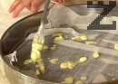 На дъното на намазнена тава поставяме 1 кора, поръсваме с част от плънката.