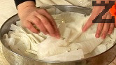 Редуваме набрани кори и плънка до изчерпване на продуктите.