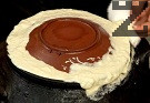 Запечатваме капака на глинения съд с тесто. Той се слага в студена фурна и тя се загрява до 150С. След като достигне температурата, печем около 4 часа.
