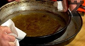 Слагаме тавата върху студена вода, изчакваме да се втвърди захарната смес.