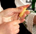 Оформяме различни фигурки, които прикрепяме върху клечки за зъби.