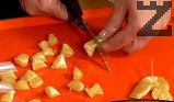 С помощта на нож я отлепваме, прехвърляме я върху дъска. Месим сместа, режем я на парчета.