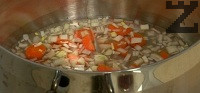 Нарязваме лука и моркова на ситно, слагаме ги тенджерата с чаша студена вода. Посоляваме, задушаваме под капак за 10 мин.