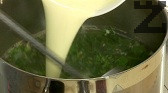 Разбиваме жълтъка с киселото мляко. Сипваме малко от бульона при продуктите за застройката. Връщаме течността в супата и оттегляме от котлона