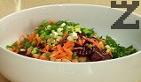 Настъргваме моркова на едро ренде. Слагаме го при останалите продукти заедно с нарязания пресен лук. Поръсваме със сол, поливаме с лимонов сок, разбъркваме добре. Слагаме тиквеното семе. Сервираме в салатна чиния, поръсваме с тиквено семе.