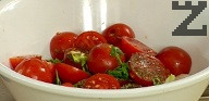 В купа слагаме зелената салата, нарязаните сушени домати и пресен лук, каперсите, маслините без костилки и чери доматчетата. Поръсваме с джоджен, кимион и нарязан пресен магданоз.
