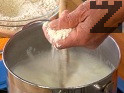 В тенджера загряваме млякото. Добавяме малко вода, ако млякото е гъсто. Постепенно слагаме една шепа от тараната, разбъркваме непрекъснато.