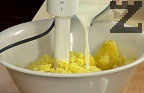 Приготвяме гарнитурата. Поставяме небелените картофи в студена подсолена вода. След като се сварят, ги белим и пасираме, докато са още топли. Добавяме масло, сол на вкус, сипваме постепенно по малко горещо мляко.