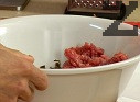Към моркова и гъбите прибавяме каймата и наситнения кромид лук.