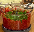 В самия край добавяме магданоза и маслините, мелим за кратко.