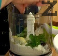 Приготвяме дресинга, като разбиваме с блендер всички продукти.