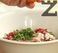 Наситняваме лука и чесъна. Накисваме хляба в прясното мляко. Овкусяваме каймата с подправките, прибавяме белтъка. Добавяме към каймата и отцедения хляб, размесваме.