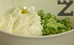 Овкусяваме с лимонов сок, зехтин и сол на вкус, разбъркваме. Поднасяме гарнитурата като канапе, отгоре подреждаме кюфтенцата.