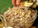 Сваряваме и нарязваме на ситно агнешките дреболии. Сваряваме ориза в съотношение 1:4, след което го изплакваме със студена вода.