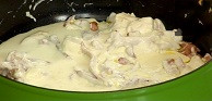 Прибавяме сметаните и прясното мляко, посоляваме.