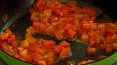 Режем доматите на кубчета, пържим ги в 2 с.л.леко затоплен зехтин за около 2 мин., посоляваме с половин ч.л. сол.
