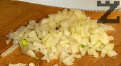 Разтопяваме маслото, прибавяме нарязания на кубчета лук.