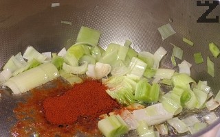 Поръсва се с червен пипер и след 10-15 секунди се слага киселото зеле.