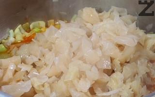 Налива се чаша зелева чорба ( вода ) 250 мл. и се оставя да ври за 5 минути. Слага се свареният боб и подправя с джоджен. 