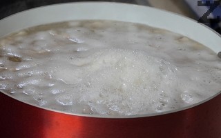 Слага се в тенджера и се налива 2-3 литра студена вода. След като отново кипне, се оставя да се свари за 45-60 минути. Отцежда се. 