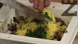 Прибавяме ситно нарязания магданоз и настърганите картофи, поръсваме с черен пипер.