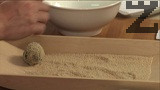 Замесваме кюфтетата, като ги оформяме с мокри ръце.Овалваме ги в галета, белтъци и отново в галетата.