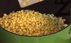 Добавяме царевицата, наливаме малко студена вода, колкото да се покрият продуктите.