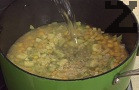 Нарязваме чесъна на ситно, прибавяме го към тиквичките и доливаме около 2 л вряла вода.