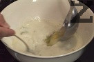 Приготвяме застройката. Разбъркваме киселото мляко с 500 мл бульон от супата.