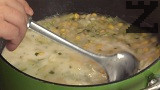Прибавяме застройката към супата заедно с малка бучица масло.