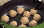 Оформяме с мокри ръце кюфтенцата. Запържваме ги в малко мазнина за 2-3 мин., като ги обръщаме периодично.