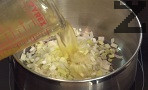 Прибавяме соевия сос, лимоновия сок, бялото вино и босилека.