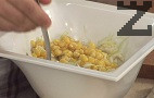 Добавяме майонезата, която сме смесили с киселото мляко.Подправяме с оцет и олио. Разбъркваме и прибавяме царевицата.