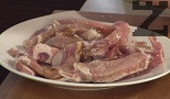 Обезкостяваме свинския котлет и го поръсваме със сол и черен пипер. Добавяме соевия сос.Нарязваме месото на ивици, размесваме добре.