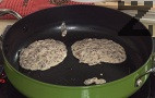 В горещ и леко намазнен тиган, слагаме оформените малки палачинки.