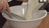 Добавяме пшеничното брашно и бакпулвера, и бъркаме, докато се получи гладка смес.