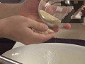 Посипваме с небеления сусам.