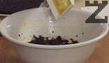 Изсипваме ги към брашното, поливаме със сусамовото масло и с топеното масло. Добавяме сол.