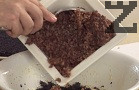 Прибавяме към сместа ориза - добре охладен