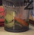 Нарязваме моркова на едри парчета, а картофа - на по-големи кубчета. Посоляваме, прибавяме целината. Слагаме всичко да се вари в тенджерата под налягане.