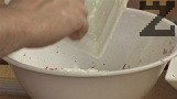 Настъргваме репичките и лука. Слагаме ги в купа, прибавяме чесъна и настърганата лимонена кора.