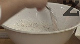 Разбъркваме с киселото мляко, поръсваме с наситнения копър.