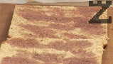Разрязваме блата на две, напояваме го със сироп от боровинки.